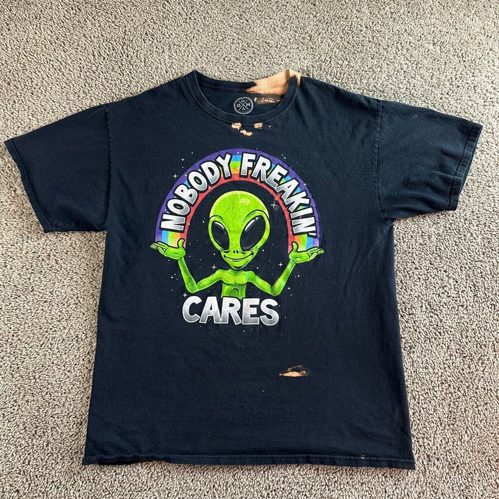 Dom Shirt Mens Large Black Green Alien Nobody Freakin Cares Short Sleeve READ